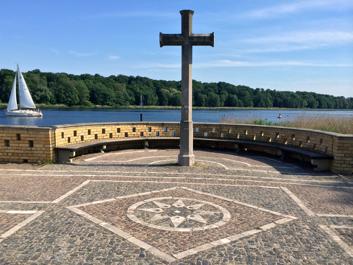 Cruz - Iglesia del Redentor - Puerto de Sacrow (Potsdam)