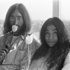 John Lennon + Yoko Ono – Hilton-Hotel – Amsterdam – “Bed-In” – 1969