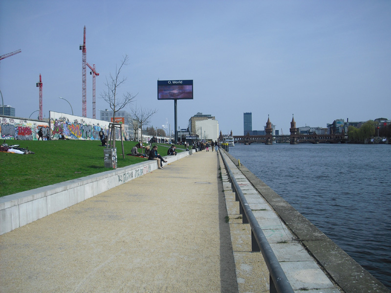 East Side Gallery - Berlin - Graffitis - Mauerreste am Ufer der Spree