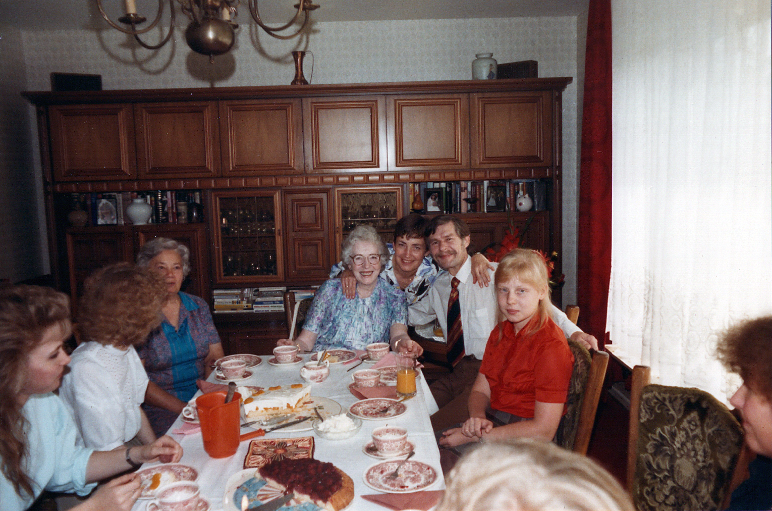 Katarzyna Dondalska mit Vater Janusz bei Familienbesuch in Deutschland 1985