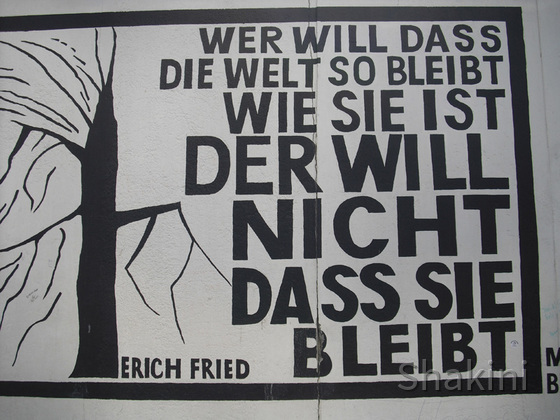 East Side Gallery - Berlin - Graffitis - Spruch von Erich Fried