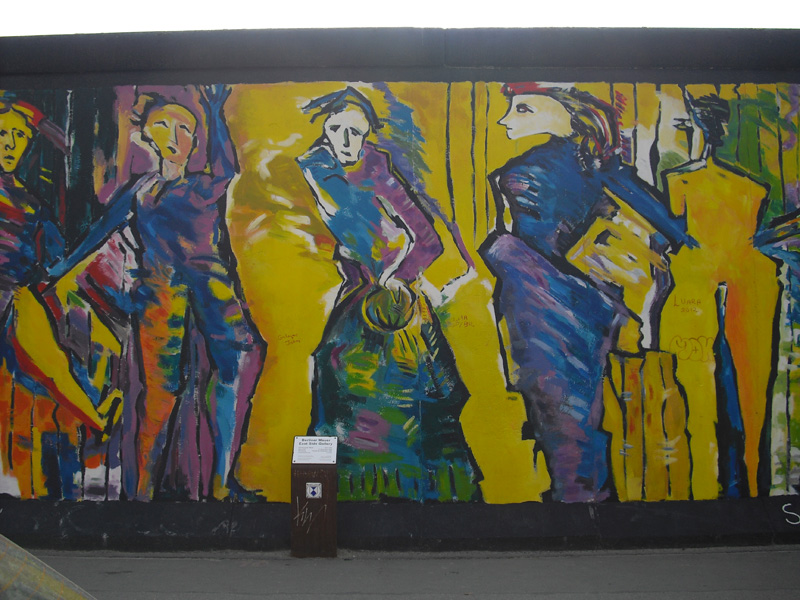 East Side Gallery - Berlin - Graffitis - Blaue Figuren auf Gelb