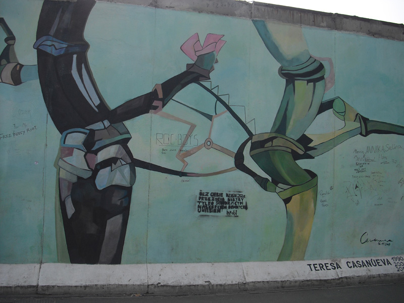 East Side Gallery - Berlin - Graffitis - Figuren - Teresa Casanueva