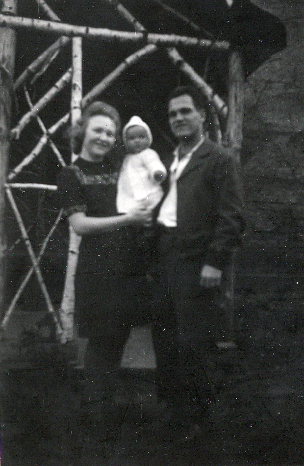 Familie Irma und René Friedrich mit Baby Brigitte vor dem Gartenhaus 1947