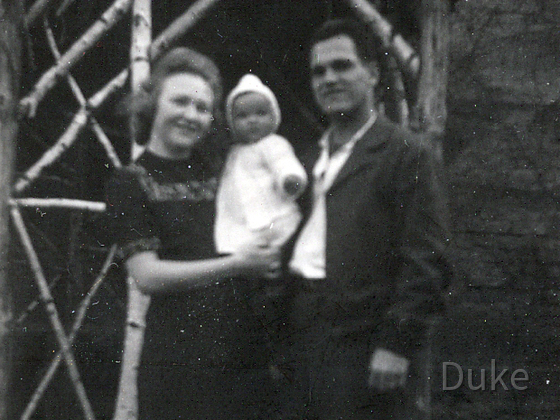 Familie Irma und René Friedrich mit Baby Brigitte vor dem Gartenhaus 1947