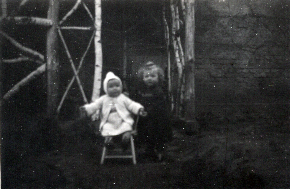 Brigitte Friedrich und Marga Grünewald 1948 vor dem Gartenhaus Georg-Bärsch-Str.7