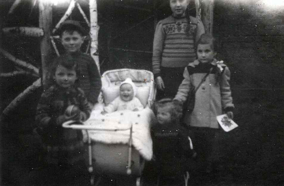 1948 - Brigittes 1. Geburtstag mit Nachbarin Marga - Verwandte und Freunde