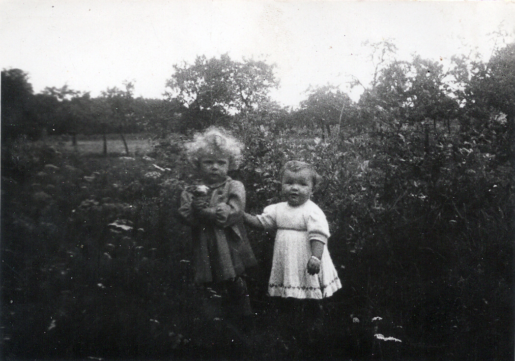 Marga Grünewald und Brigitte Friedrich als Kleinkind beim Spielen