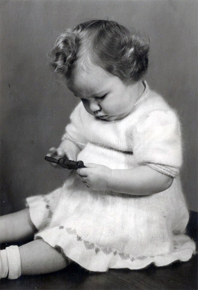 Babyzeit ist Entdeckerzeit - Brigitte Friedrich beim Spielen 1949