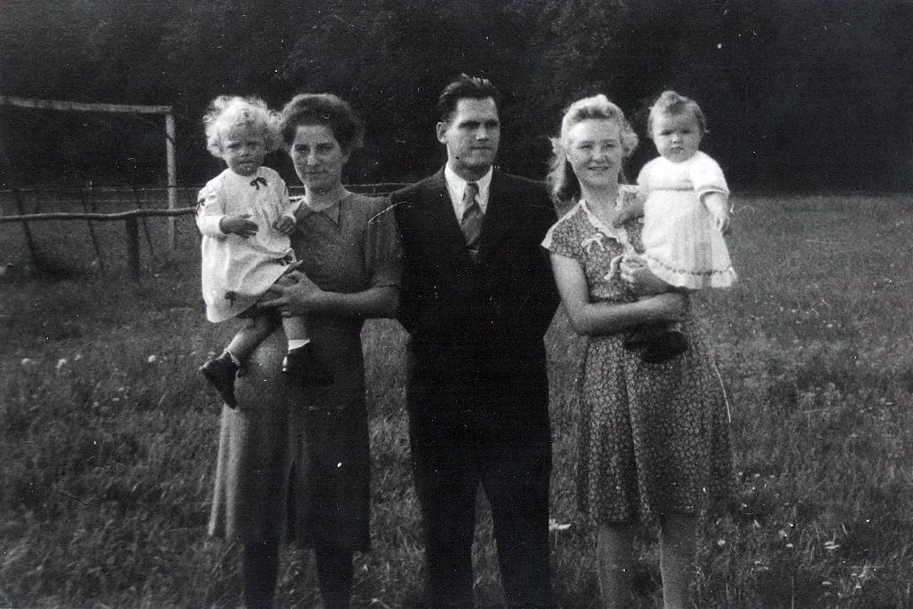 1947 - Spaziergang am Sportheim Alemannia - Familie Grünewald und Familie Friedrich