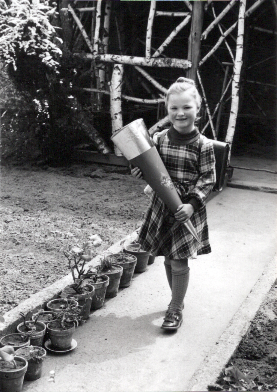 Brigitte Friedrich mit Schultüte im Garten 1953