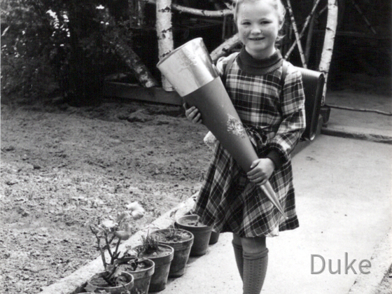 Brigitte Friedrich mit Schultüte im Garten 1953