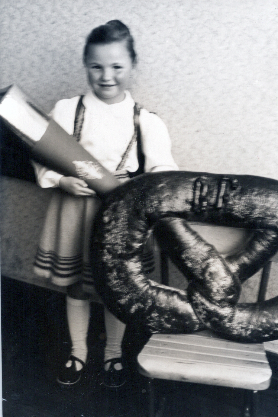 Einschulung 1953 mit Schulbrezel und Schultüte von Brigitte Friedrich
