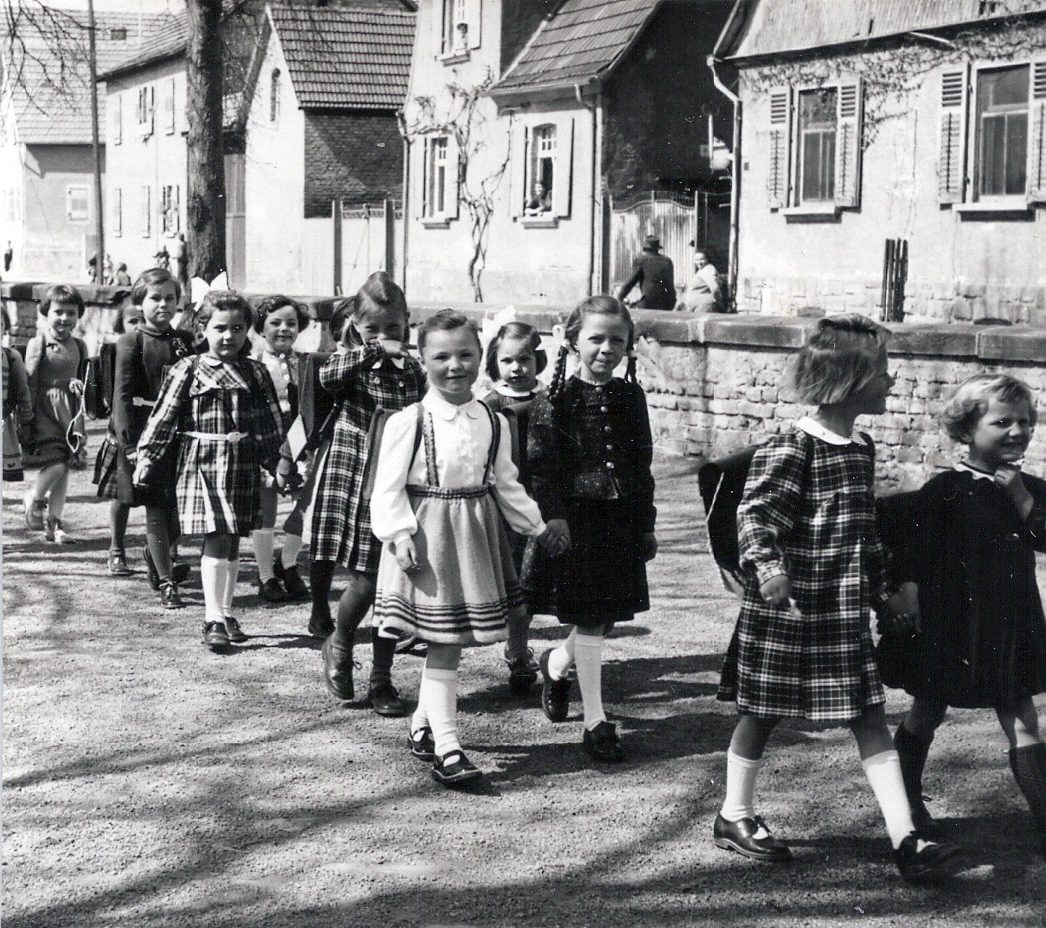 Brigitte Friedrich mit Marga Grünewald auf dem Schulweg 1953