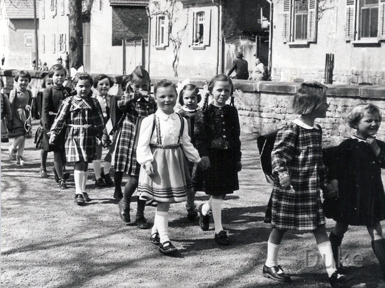 Brigitte Friedrich mit Marga Grünewald auf dem Schulweg 1953