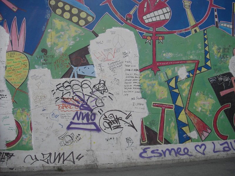 East Side Gallery - Berlin - Graffitis - Rotes Strichmännchen