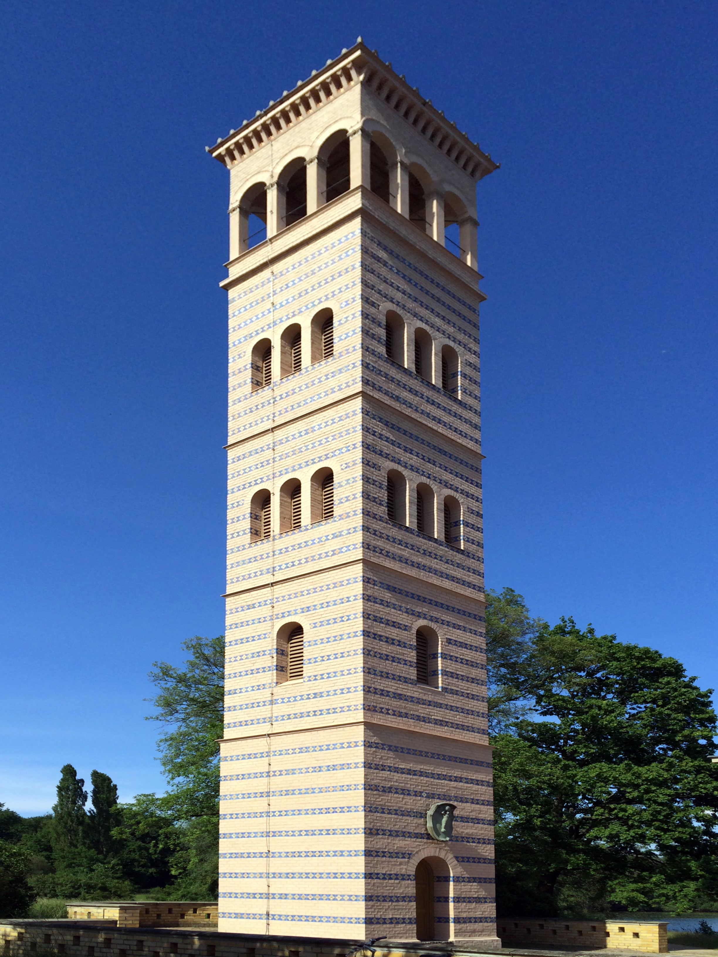 Glockenturm der Heilandskirche am Port von Sacrow bei Potsdam