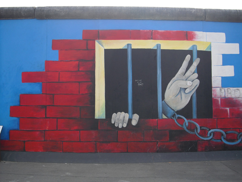 East Side Gallery - Berlin - Graffitis - Gefangener mit Kette