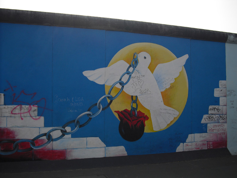 East Side Gallery - Berlin - Graffitis - Friedenstaube mit Kette