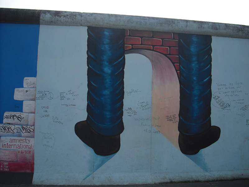 East Side Gallery - Berlin - Graffitis - Beine vor Mauerbrücke
