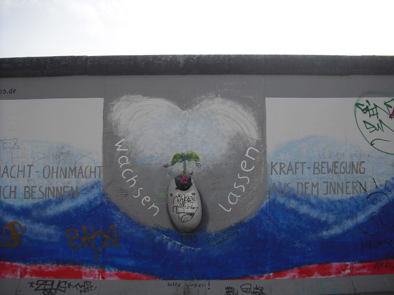 East Side Gallery - Berlin - Graffitis - Macht-Ohnmacht-Kraft-Bewegung