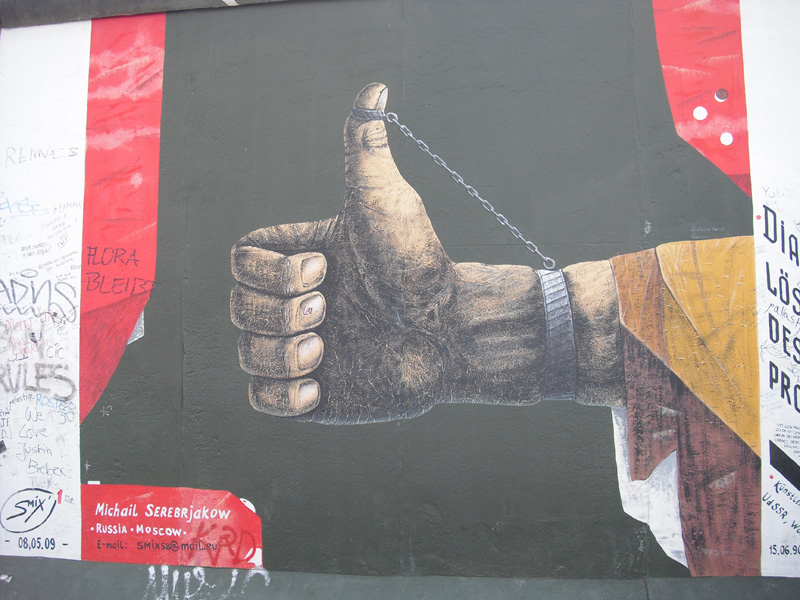 East Side Gallery - Berlin - Graffitis - Handschellen - Daumen