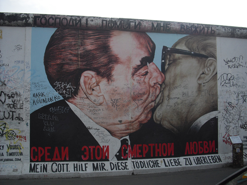East Side Gallery - Berlin - Graffitis - Bruderkuss von Breschnew und Honecker