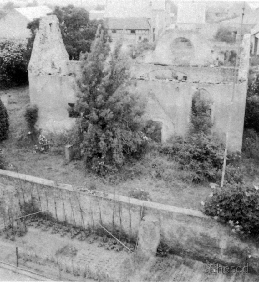 Ruine der Evangelische Kirche Königstädten 1951