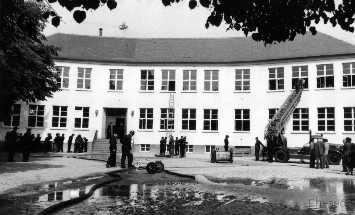 Feuerwehr Königstädten - 25. Jubiläum 1955 - Feuerwehrübung Grundschule