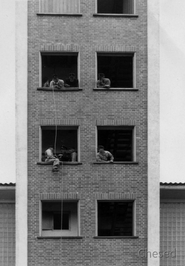 Feuerwehr Königstädten - Brandmeisterlehrgang - Kassel 1962 - Abseilen 2. Stock