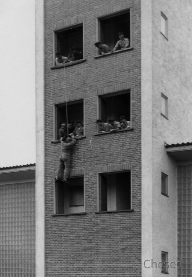 Feuerwehr Königstädten - Brandmeisterlehrgang - Kassel 1962 - Abseilen Hochhaus