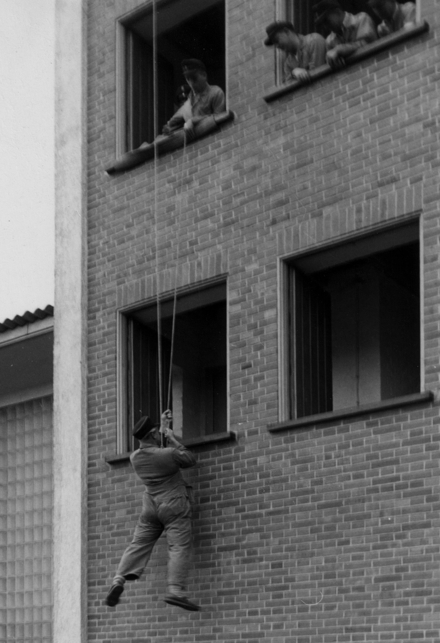 Feuerwehr Königstädten - Brandmeisterlehrgang - Kassel 1962 - Abseilen an der Hauswand