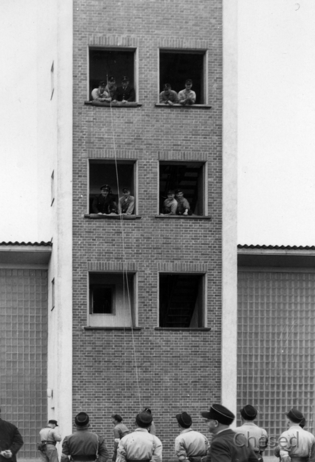 Feuerwehr Königstädten - Brandmeisterlehrgang - Kassel 1962 - Erfolgreiches Hochhaus-Abseilen