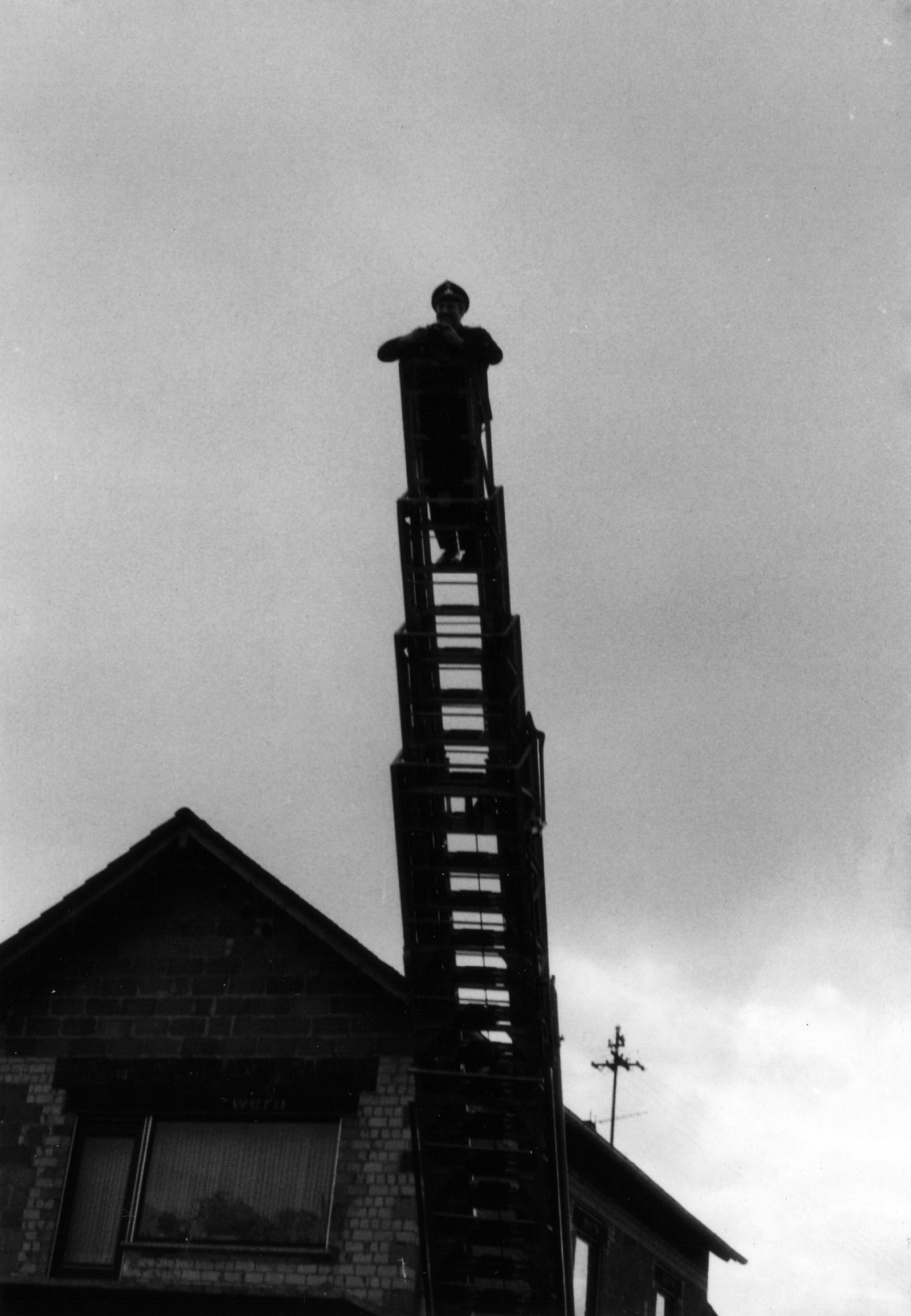 Feuerwehr Königstädten - Walter Helfenbein - Fotoshooting von Feuerwehrleiter - 1970