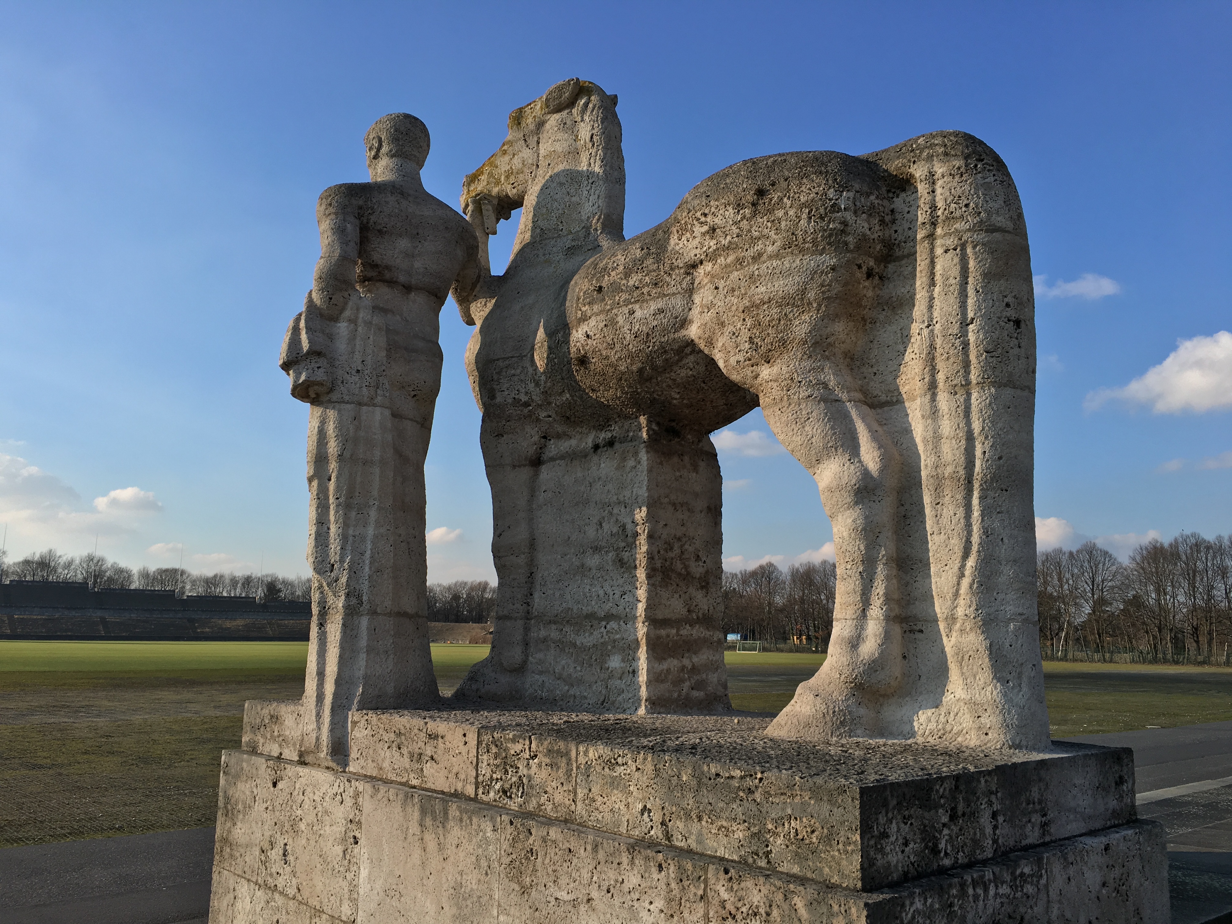 Olympiastadion Berlin - Pferdeführer Statue am Maifeld