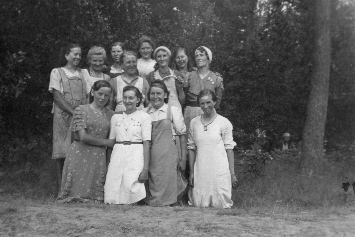 Meine Oma Katarzyna Leda bei der Waldarbeit nach dem I. Weltkrieg