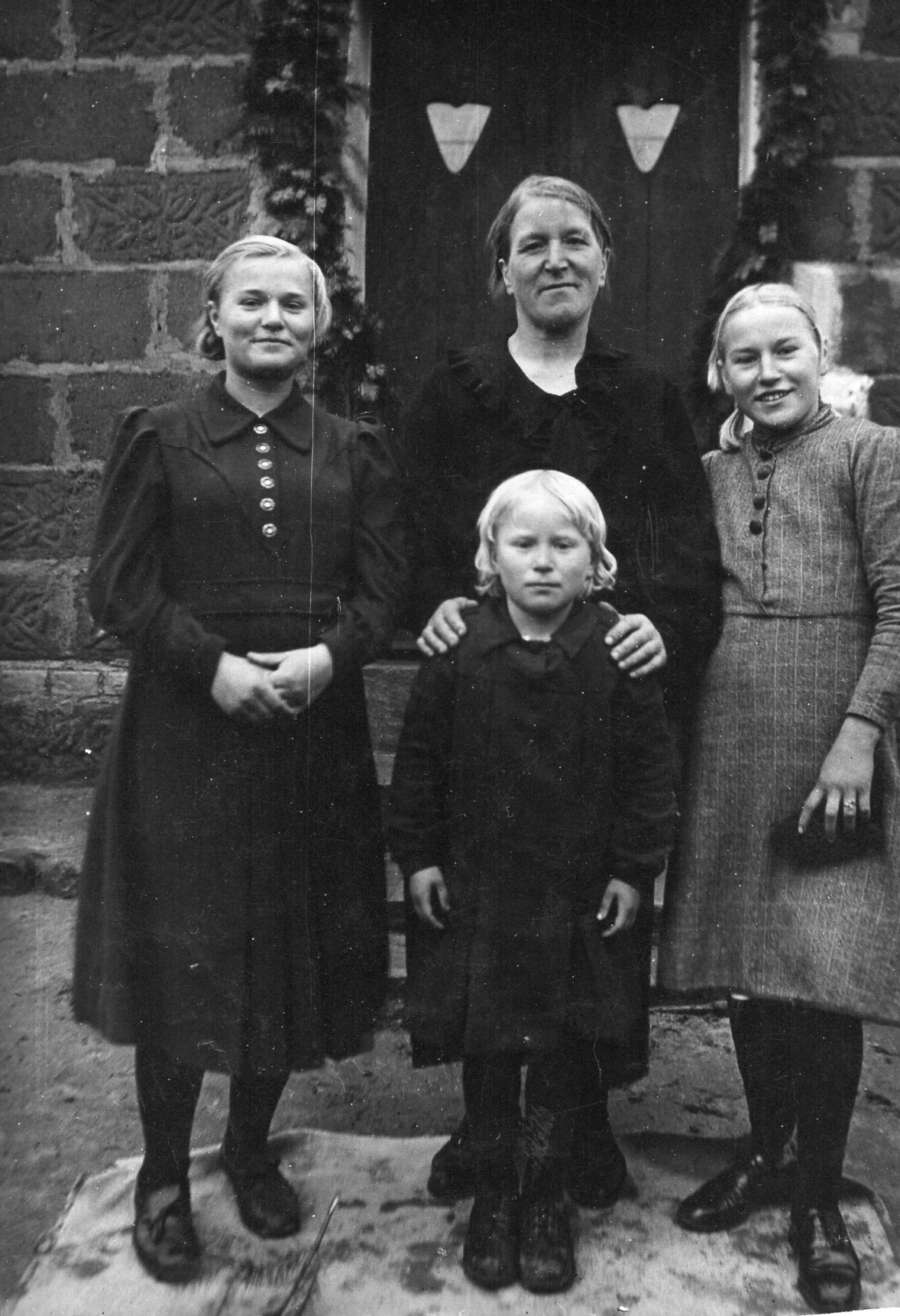 Großmutter Katarzyna mit  Izabel, Genia und Krysia