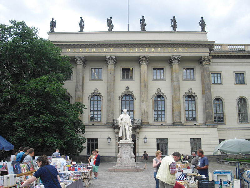 Berlin - Humboldt Universität mit Flohmarkt