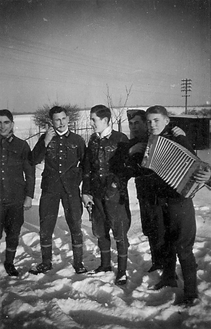 Deutsche Soldaten feiern an der Front im 2. Weltkrieg