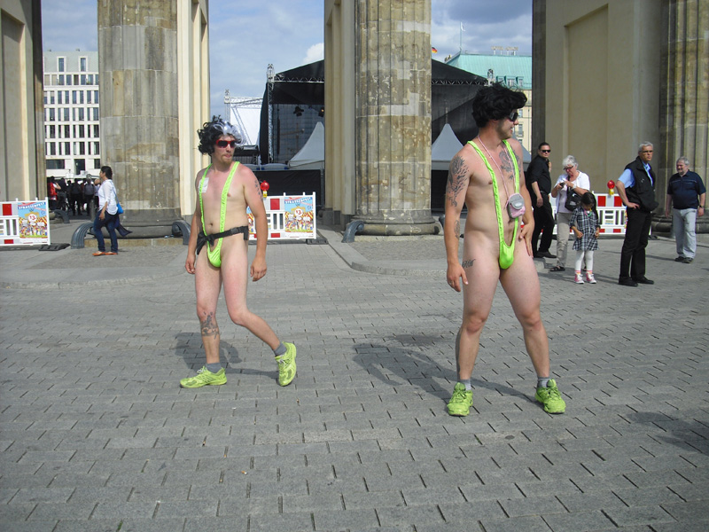 Halbnackte Tänzer am Brandenburger Tor - Berlin