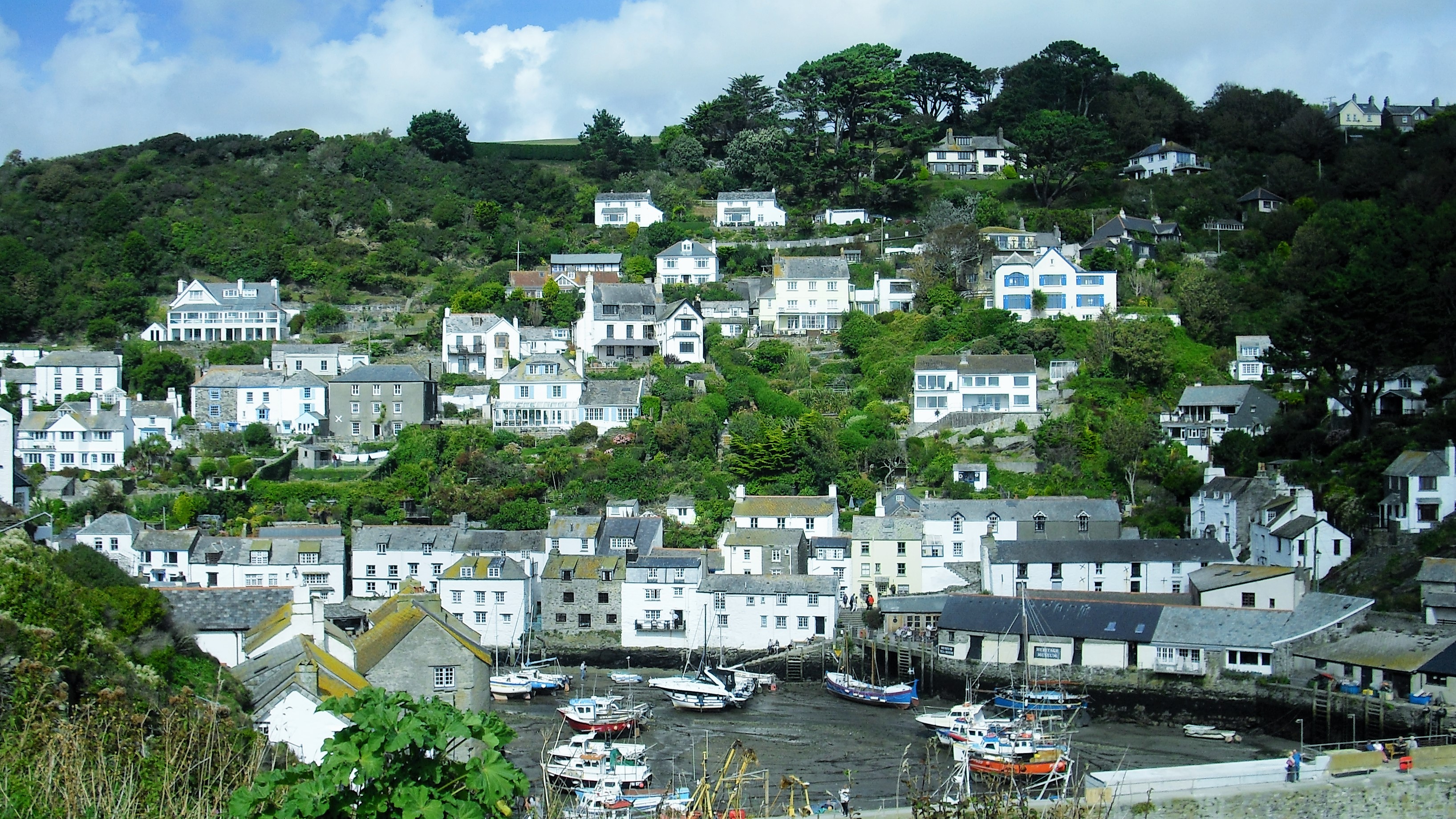 Herrlicher Blick auf die See und den Hafen im malerischen Fischerdorf Polperro.