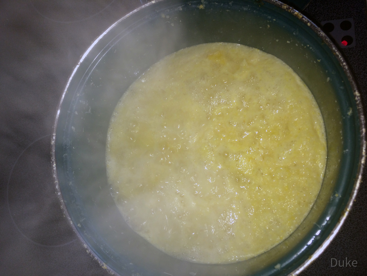 Kochen und Aufquellen Zitronen-Knoblauch-Sud