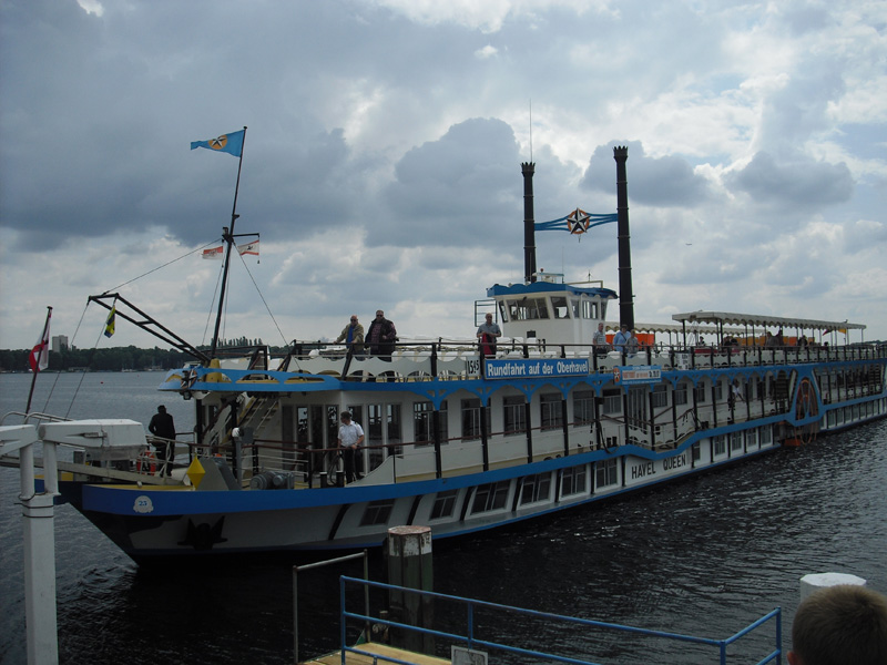 Flussdampfer mit Schaufelrad