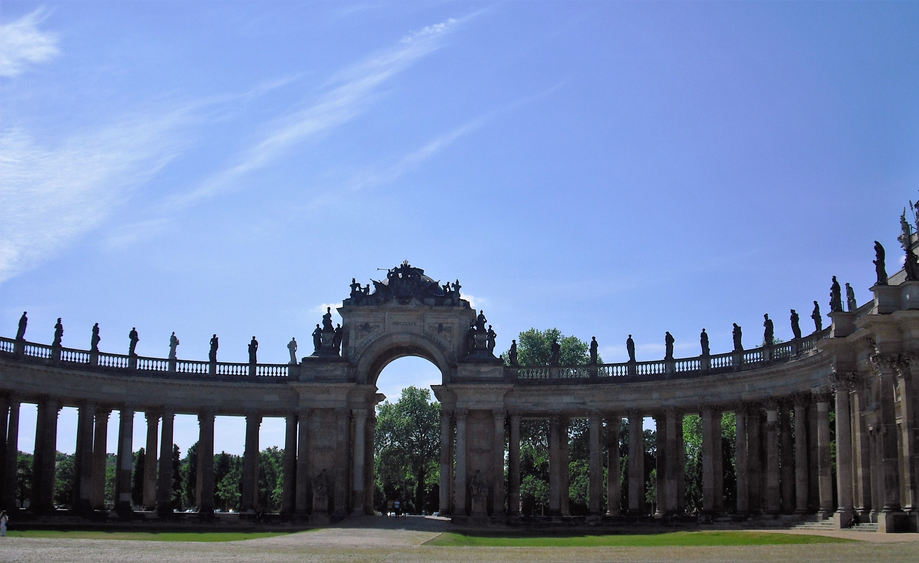 Triumphtor mit Kolonnadenbogen am Neuen Palais