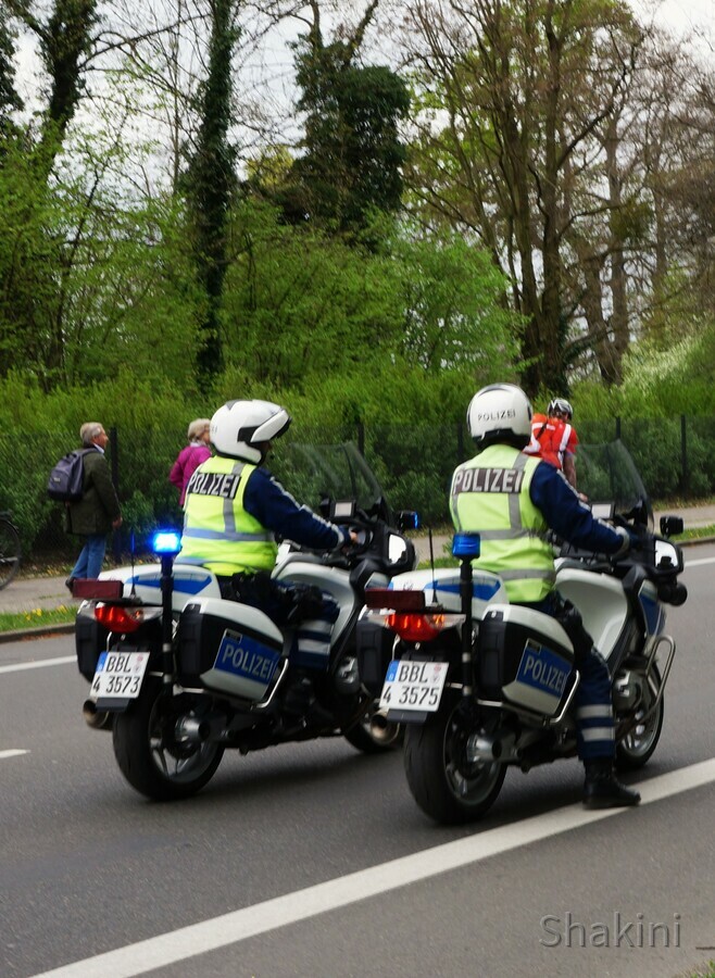 Polizei auf Motorrad unterwegs auf der Glienicker Brücke