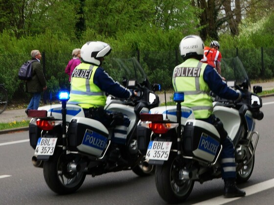 Polizei auf Motorrad unterwegs auf der Glienicker Brücke