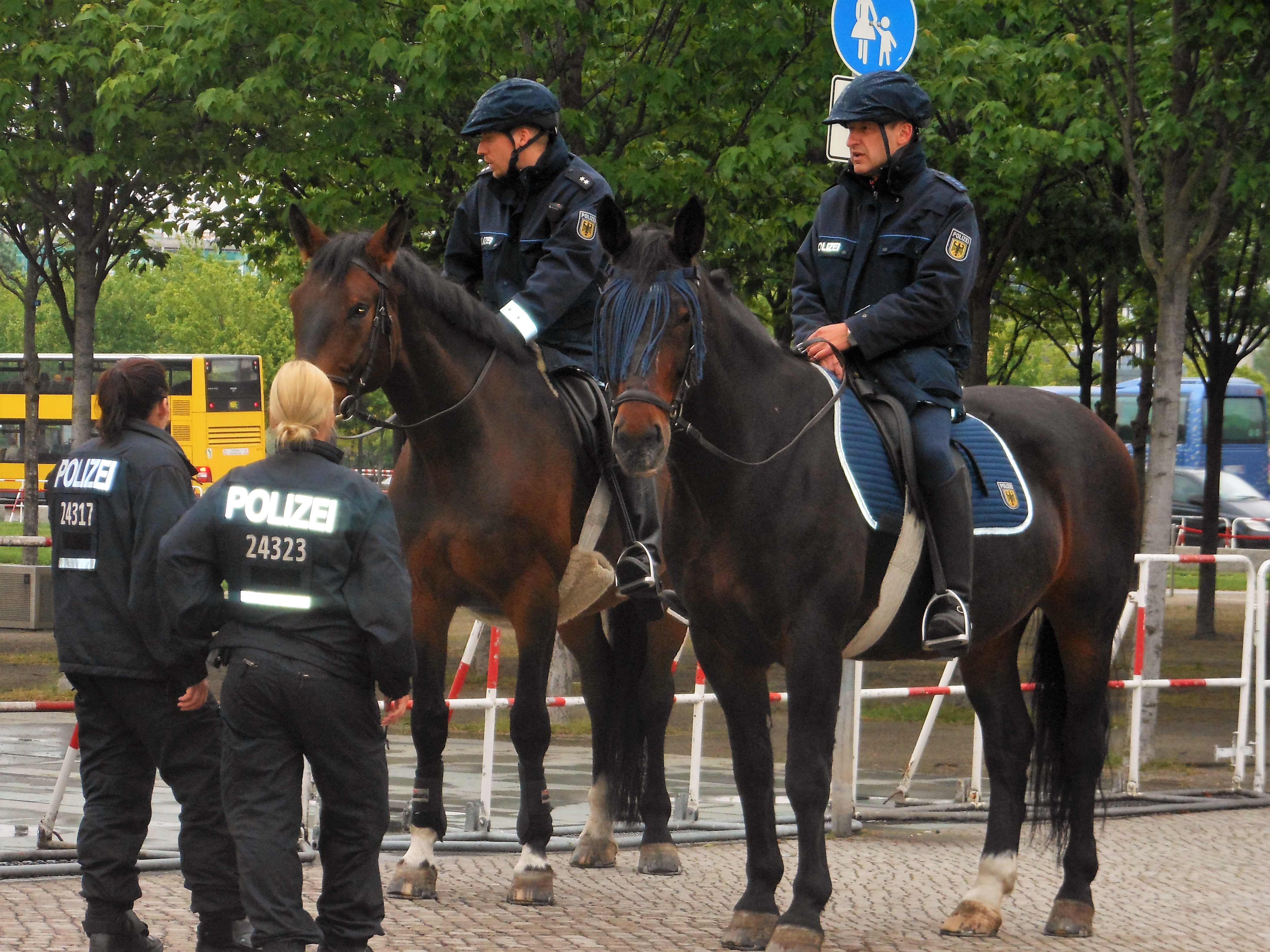 Berittene Polizei am Reichstag