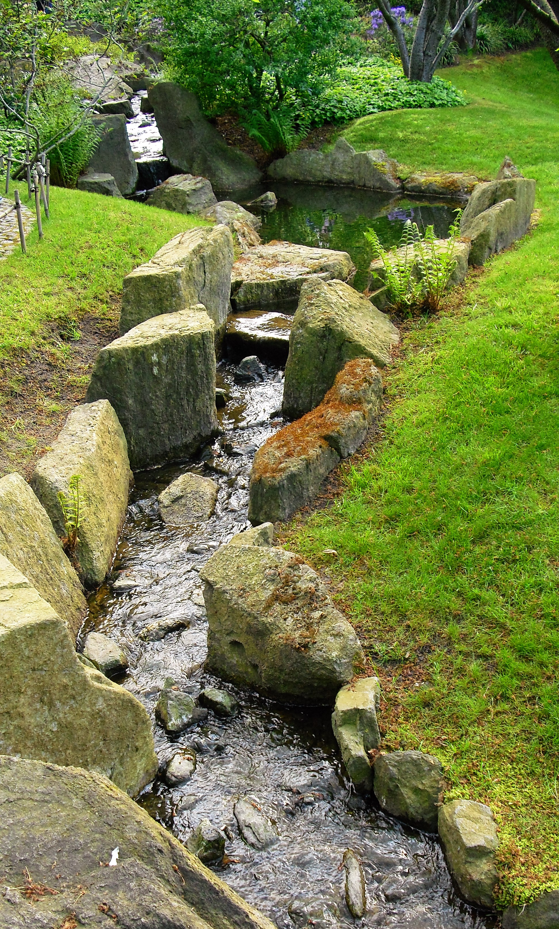 Kleiner Bach im Japanischen Zen Garten