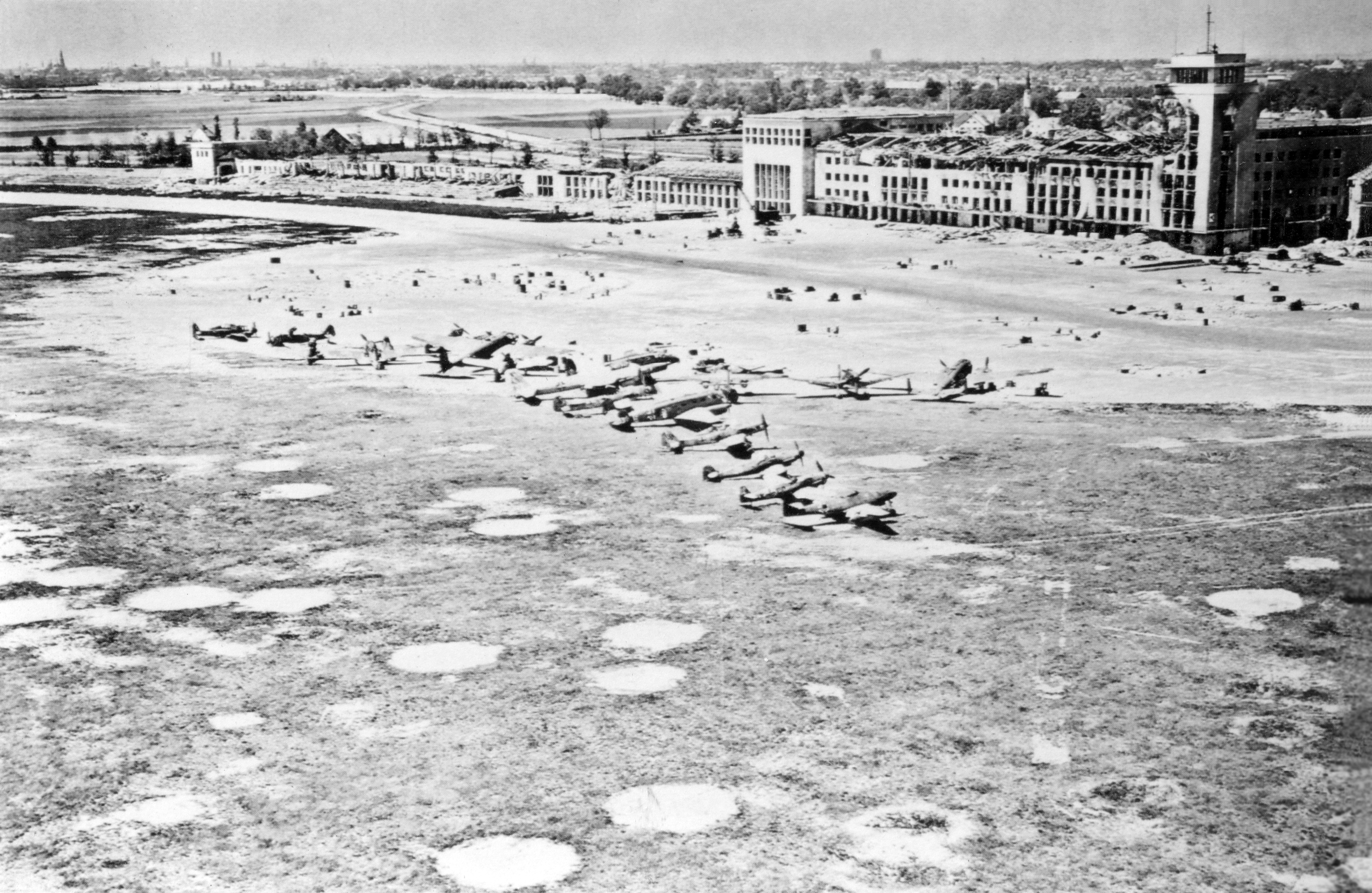 Zerstörter Flughafen München-Riem 07.06.1945 - 2. Weltkrieg - Destroyed Airport Munich-Riem - World War 2