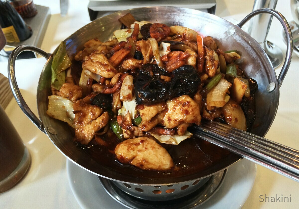 Gebratenes Hühnerfleisch nach Gong-Bao-Art mit Gemüse, Knoblauch, Erdnüssen, Chili und Szechuan-Pfeffer (scharf)